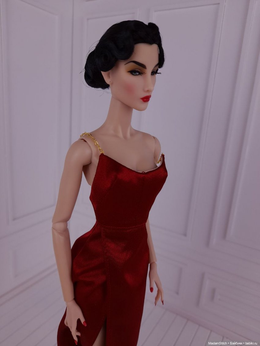 Небольшая коллекция простых атласных платьев