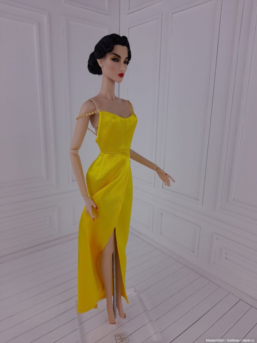 Небольшая коллекция простых атласных платьев