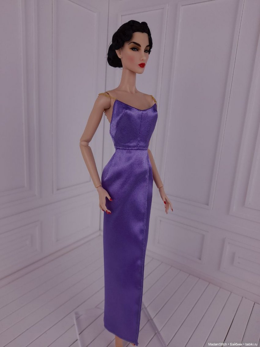 Небольшая коллекция простых атласных платьев