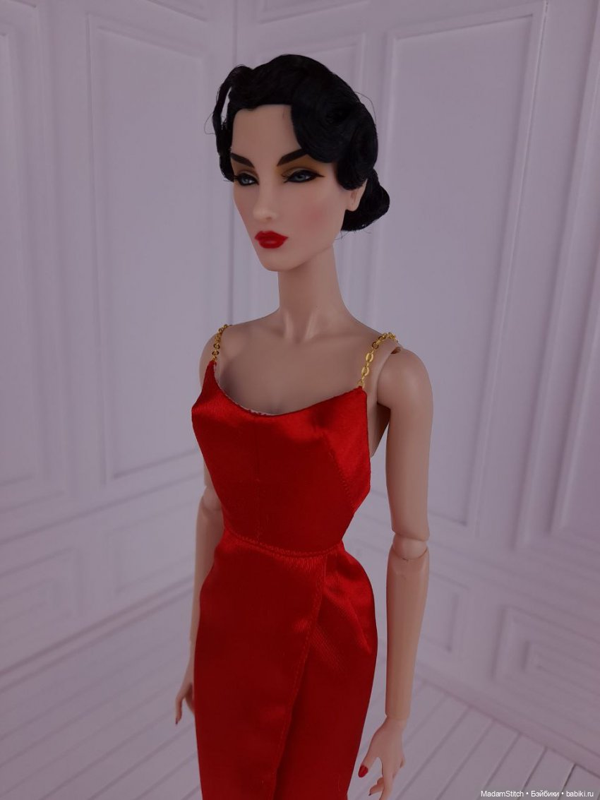 Небольшая коллекция простых атласных платьев