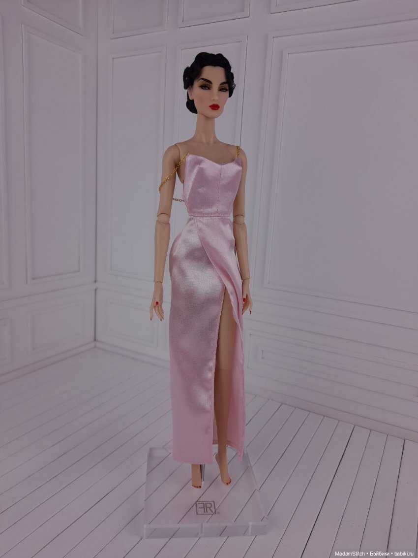 Небольшая коллекция простых атласных платьев