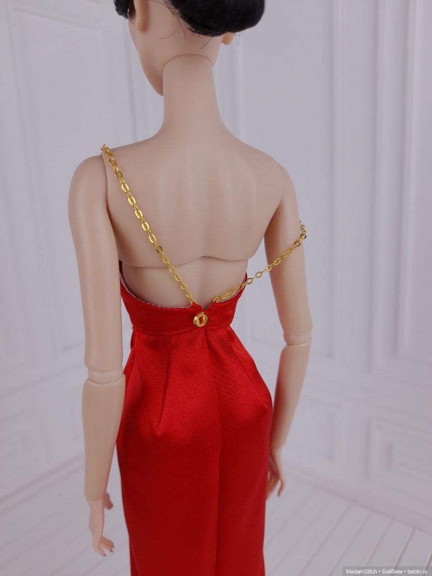 Небольшая коллекция простых атласных платьев