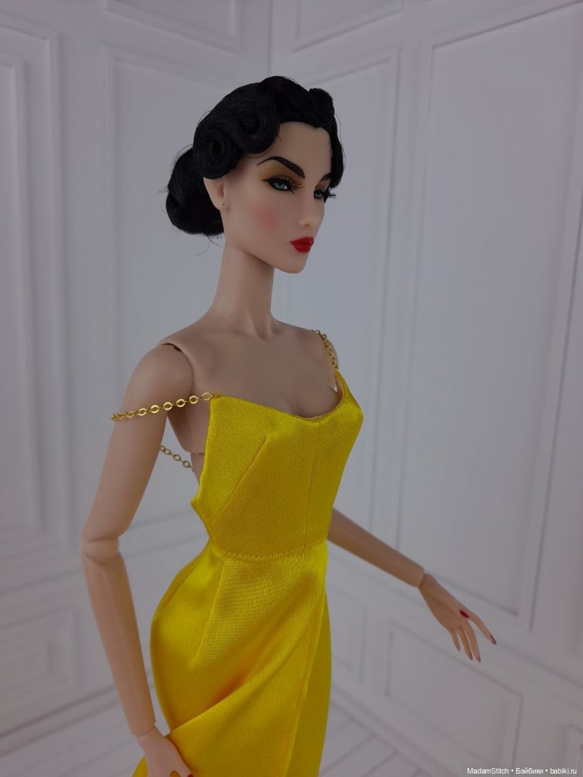 Небольшая коллекция простых атласных платьев