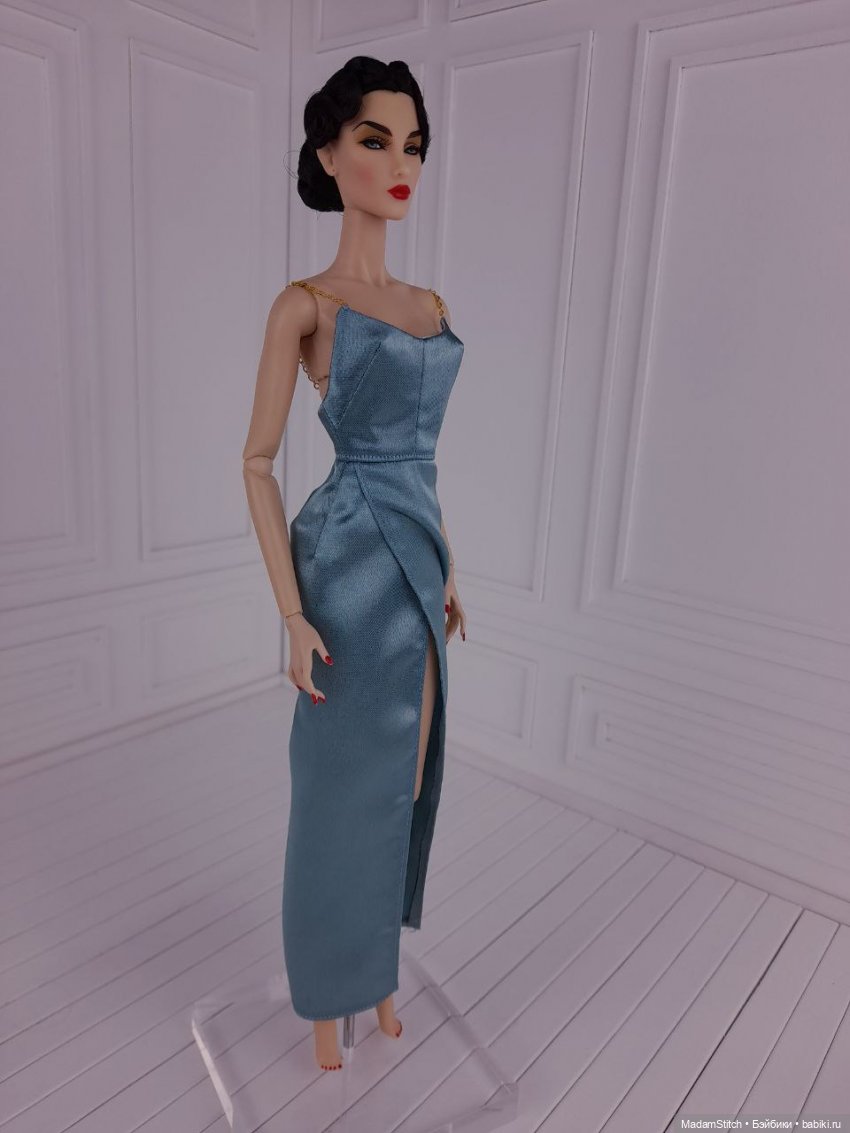 Небольшая коллекция простых атласных платьев (фото 6)