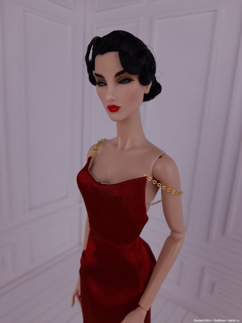 Небольшая коллекция простых атласных платьев