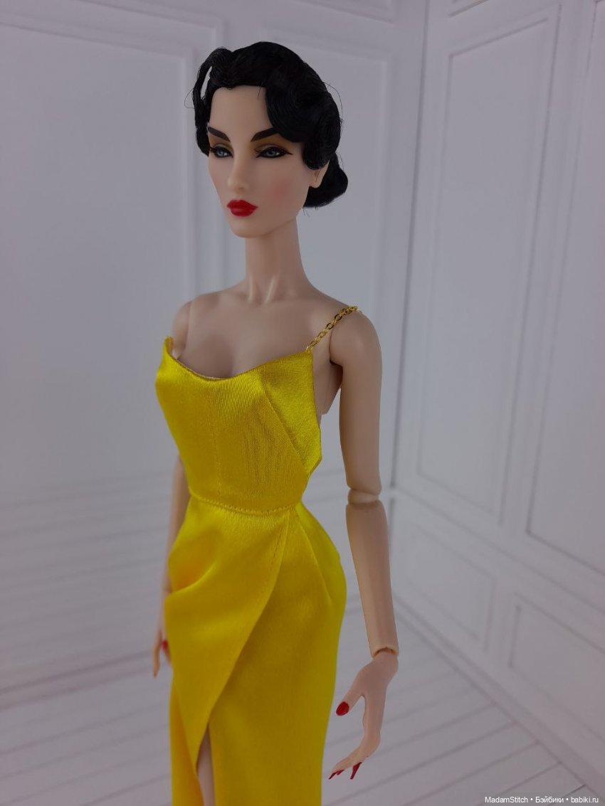 Небольшая коллекция простых атласных платьев