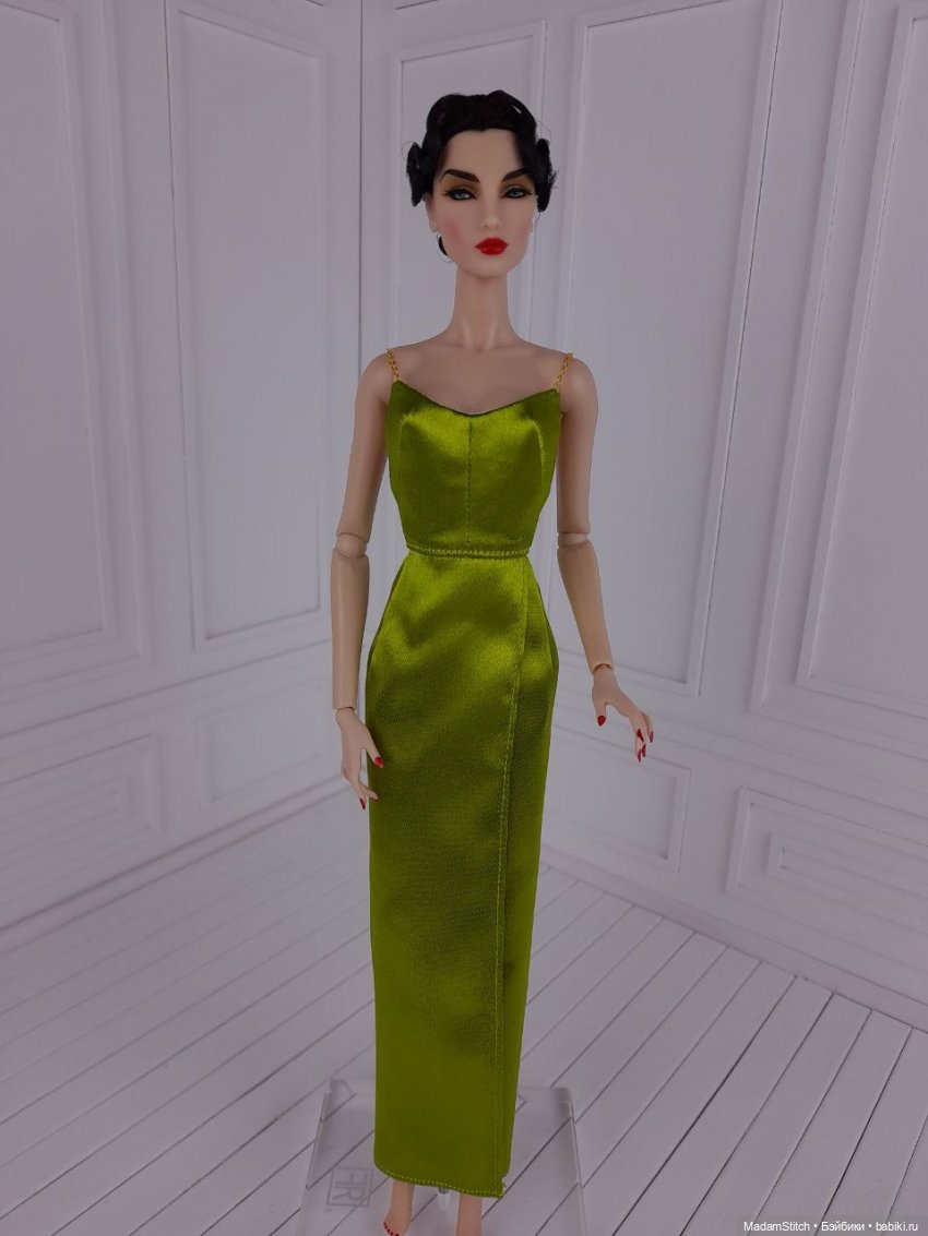 Небольшая коллекция простых атласных платьев