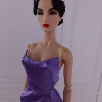 Небольшая коллекция простых атласных платьев