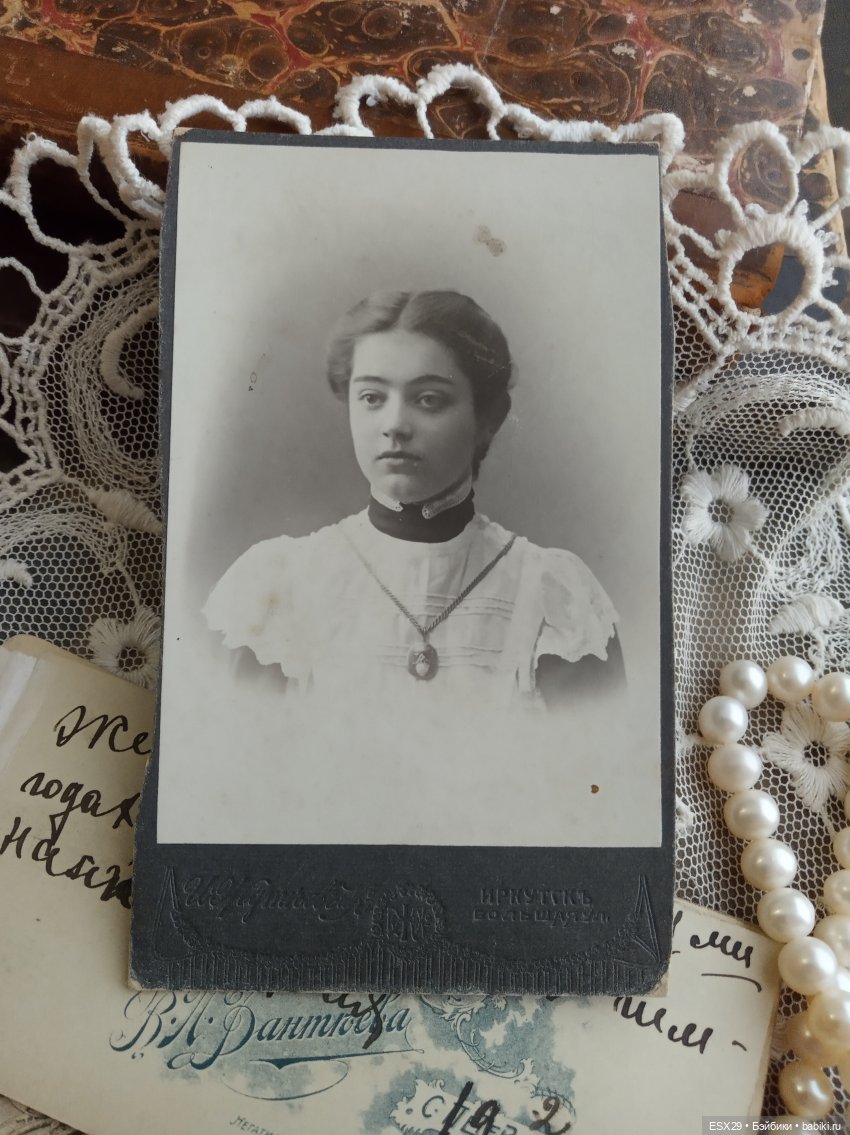 Барышни в белых пелеринках