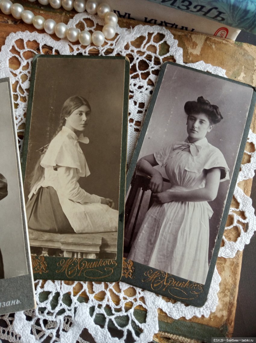 Барышни в белых пелеринках