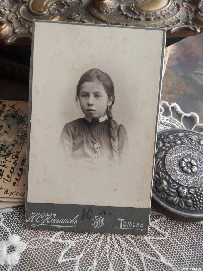 Барышни в белых пелеринках