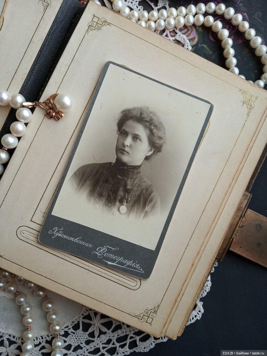 Барышни в белых пелеринках