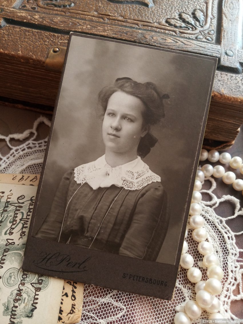 Барышни в белых пелеринках