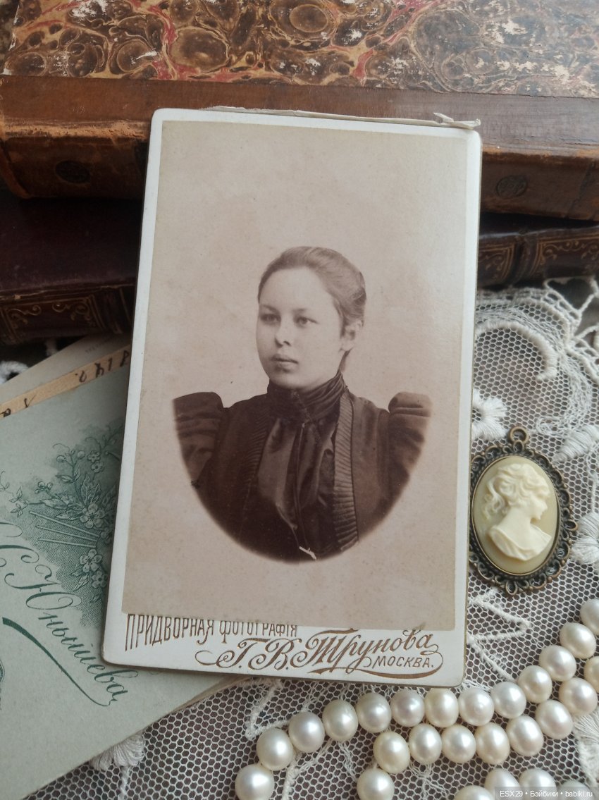 Барышни в белых пелеринках