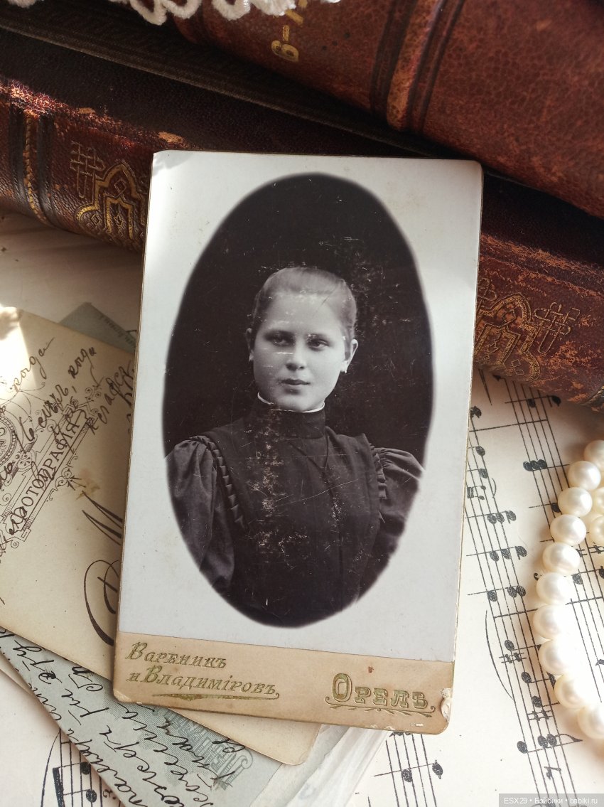 Барышни в белых пелеринках