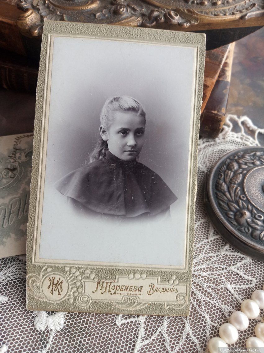 Барышни в белых пелеринках