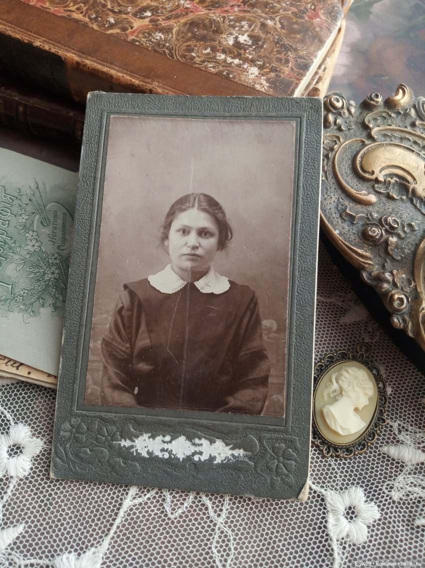 Барышни в белых пелеринках