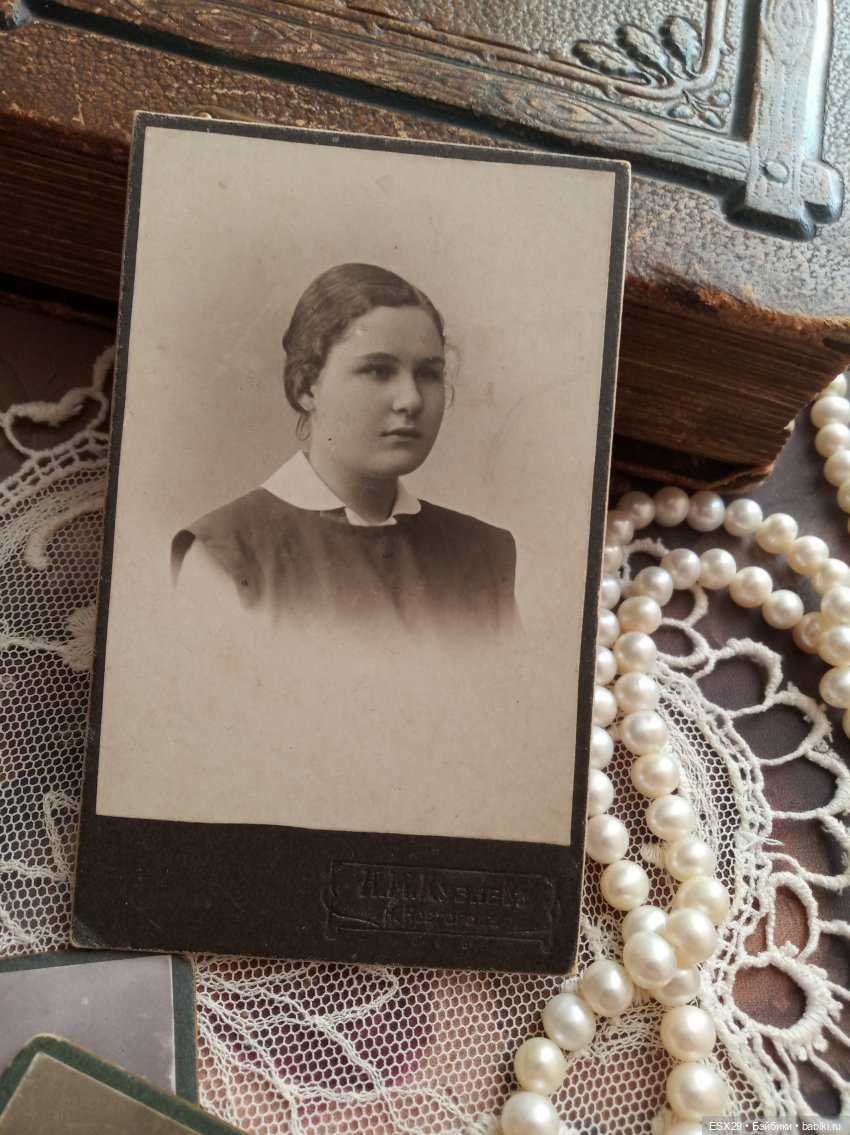 Барышни в белых пелеринках