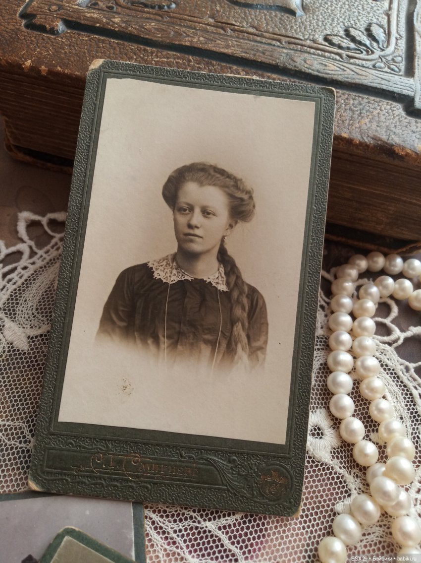 Барышни в белых пелеринках