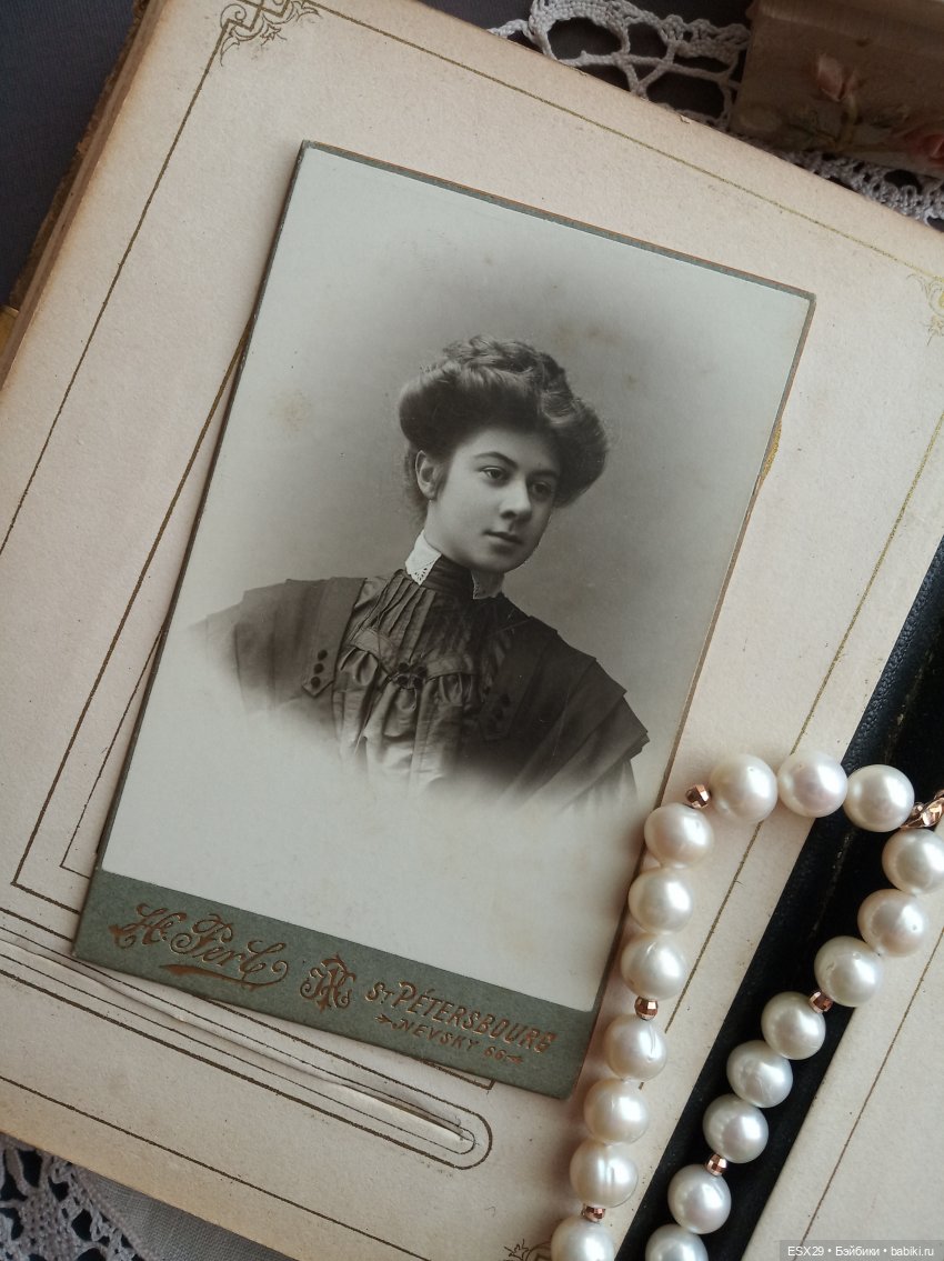 Барышни в белых пелеринках