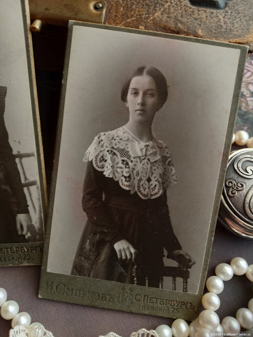 Барышни в белых пелеринках