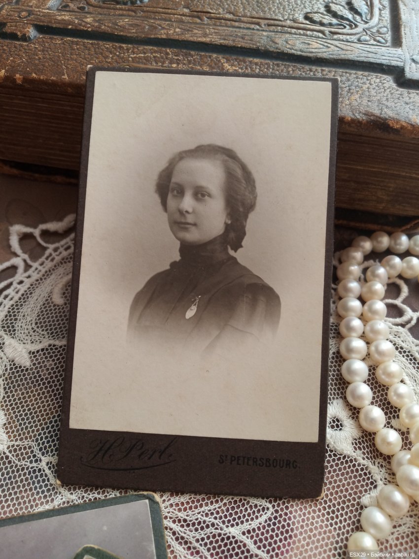 Барышни в белых пелеринках