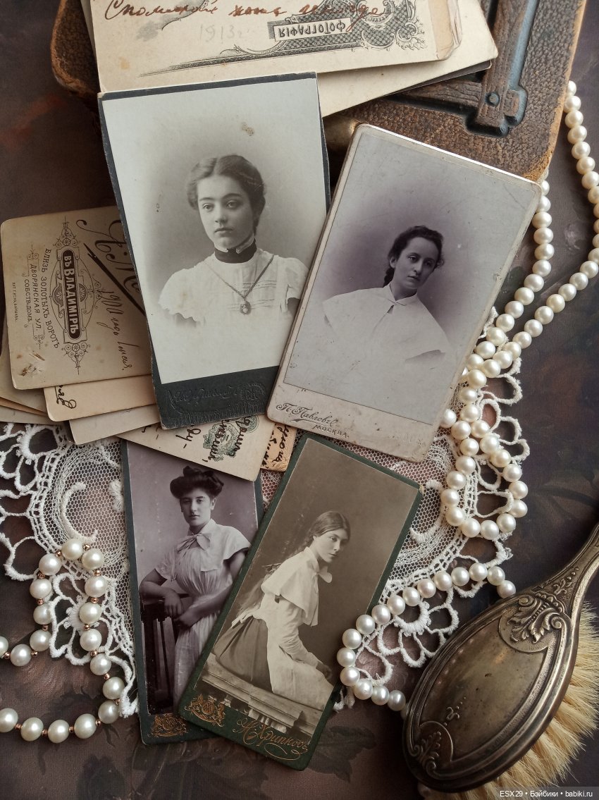 Барышни в белых пелеринках