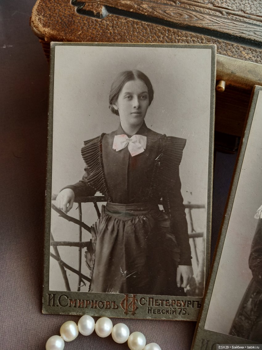 Барышни в белых пелеринках