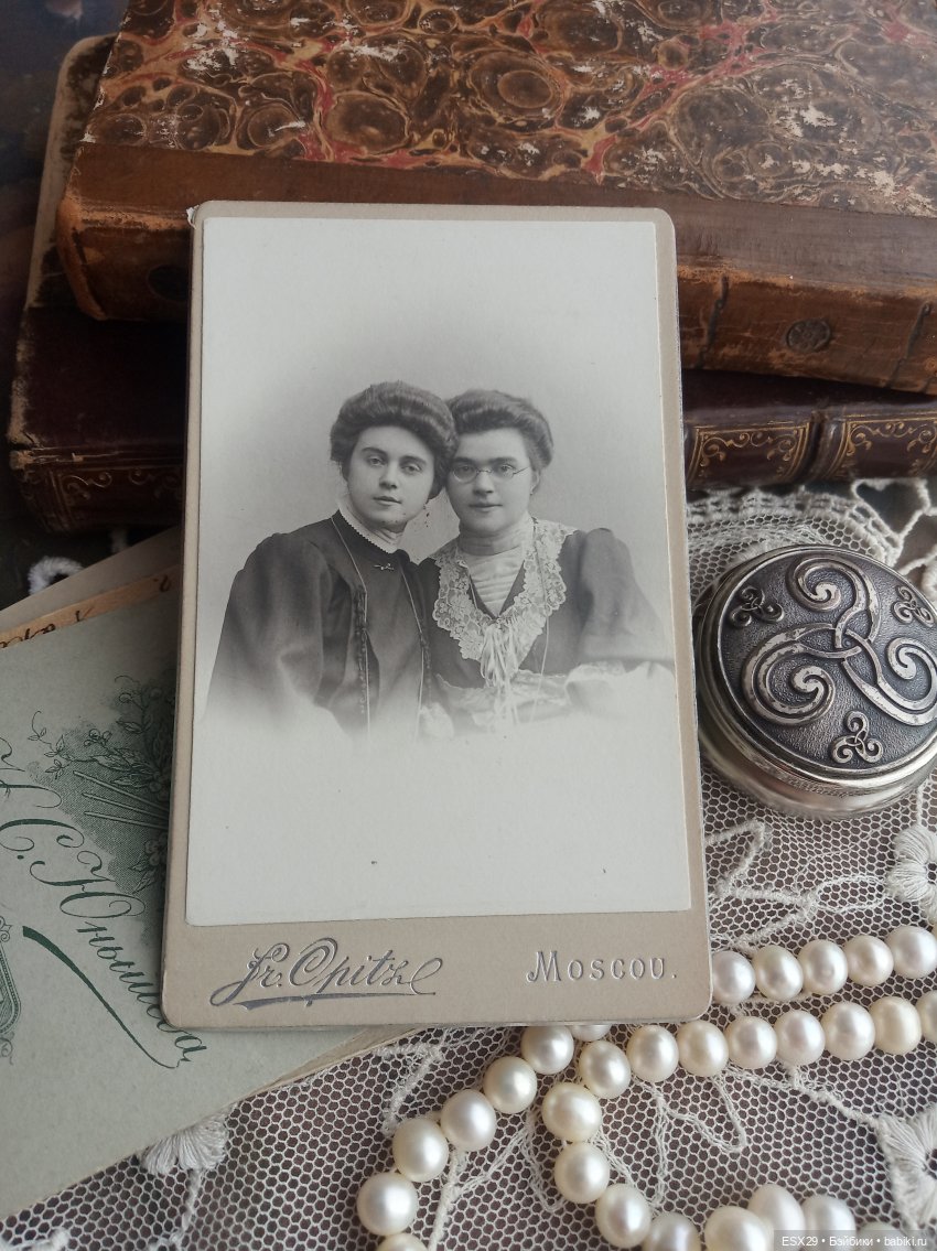 Барышни в белых пелеринках