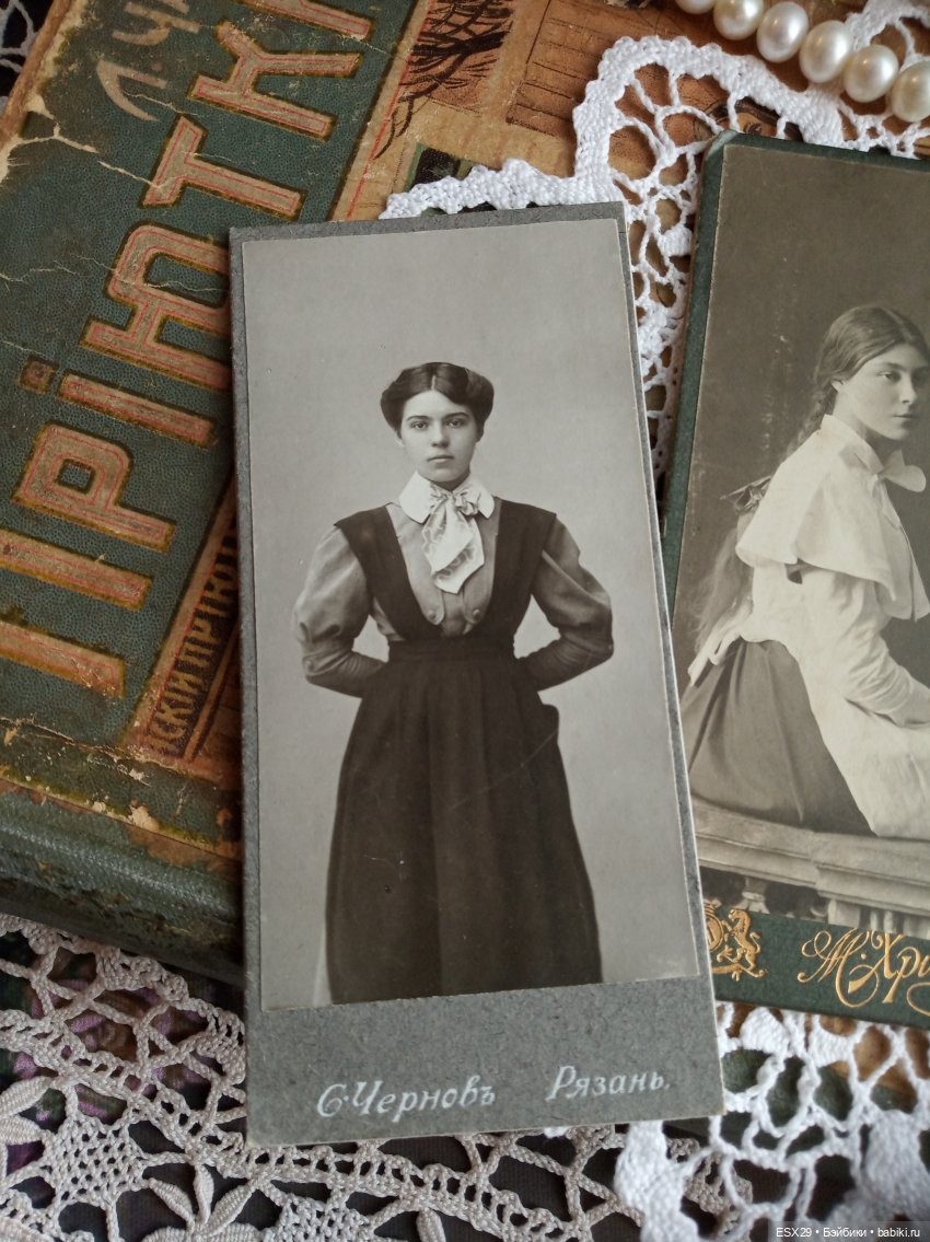 Барышни в белых пелеринках