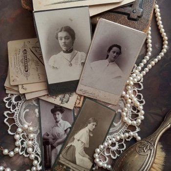 Барышни в белых пелеринках