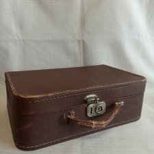 Маленький винтажный чемоданчик