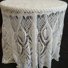 Красивая вязаная скатерть