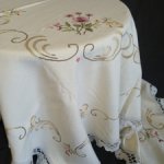Красивая винтажная скатерть с вышивкой