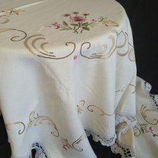 Красивая винтажная скатерть с вышивкой