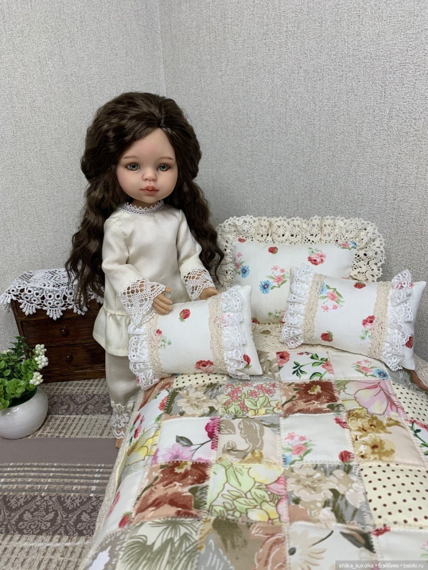 Постелька с кружевами и лоскутным одеялом (фото 9)