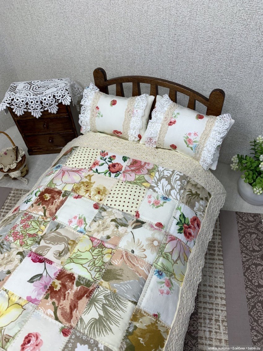Постелька с кружевами и лоскутным одеялом (фото 2)