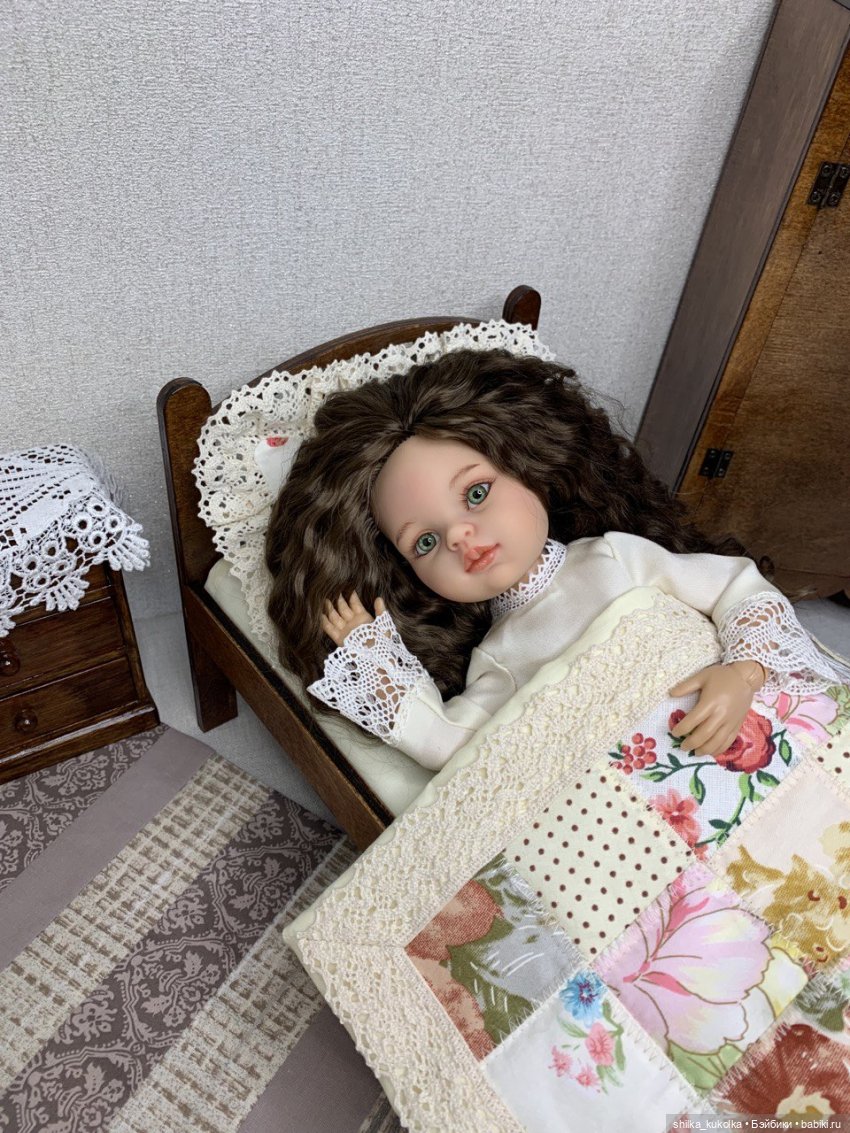 Постелька с кружевами и лоскутным одеялом (фото 5)