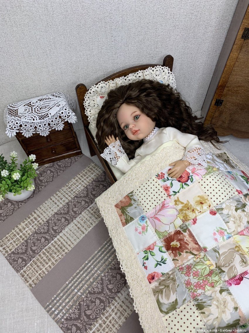 Постелька с кружевами и лоскутным одеялом (фото 7)
