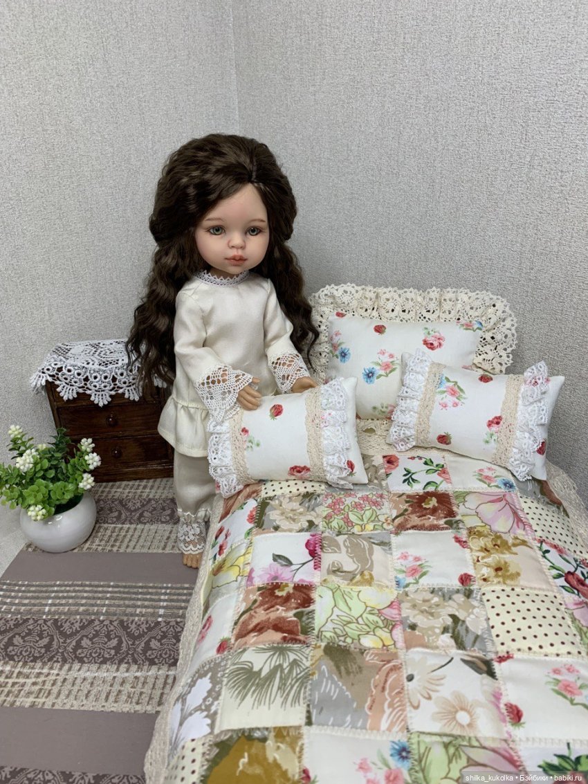 Постелька с кружевами и лоскутным одеялом (фото 8)