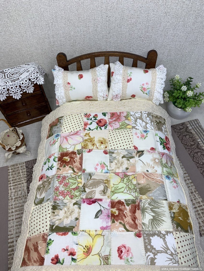 Постелька с кружевами и лоскутным одеялом (фото 3)