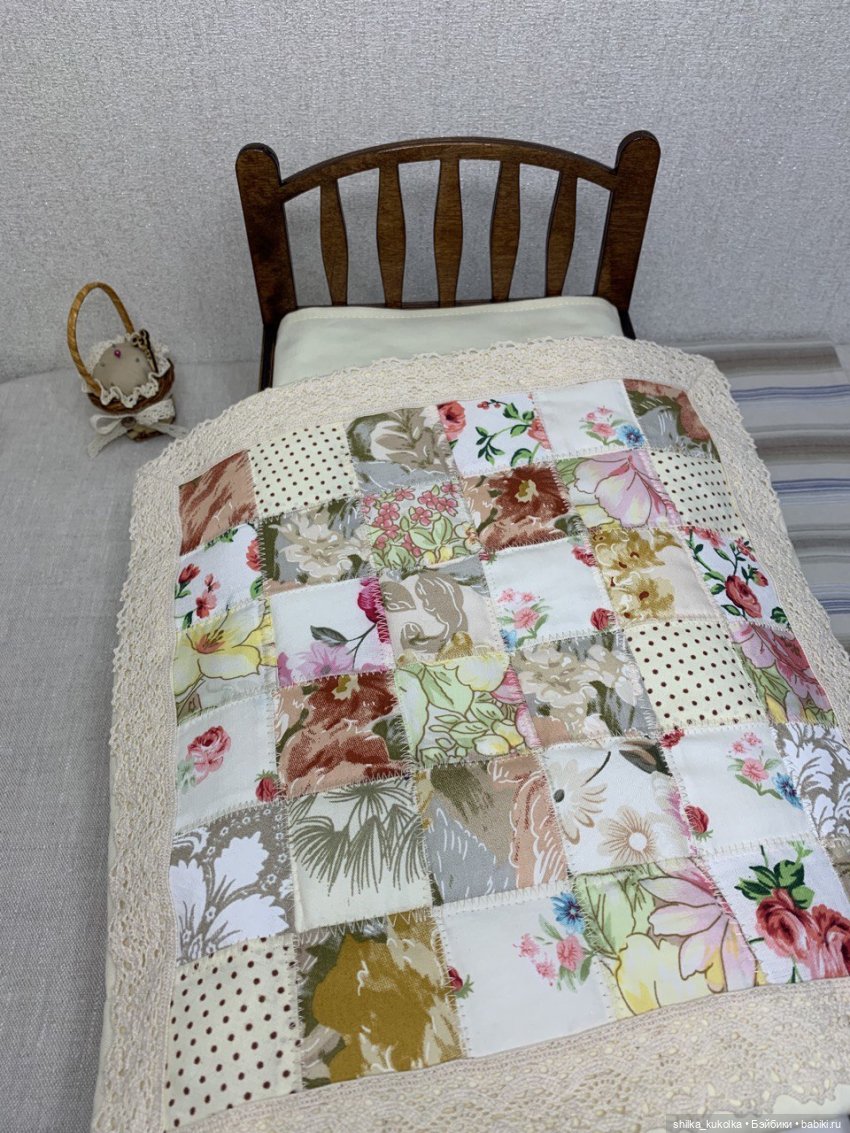 Постелька с кружевами и лоскутным одеялом
