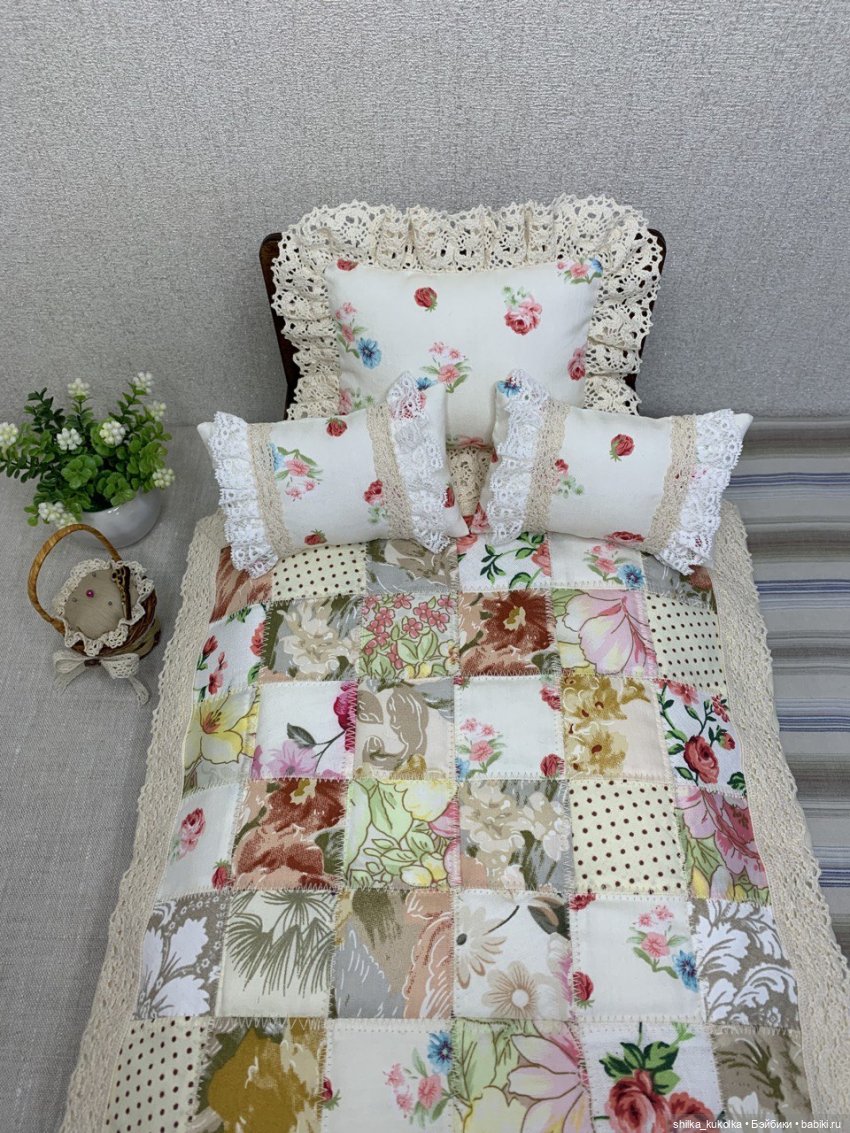 Постелька с кружевами и лоскутным одеялом (фото 4)