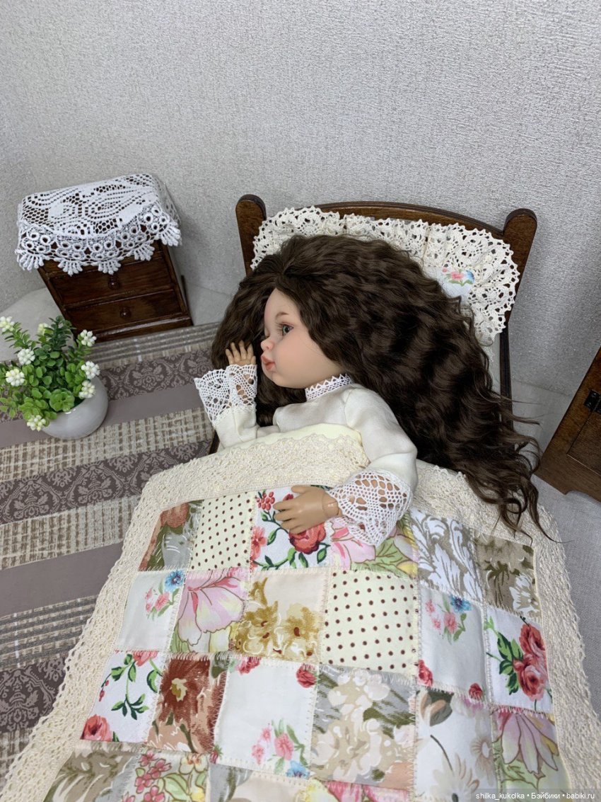 Постелька с кружевами и лоскутным одеялом (фото 6)