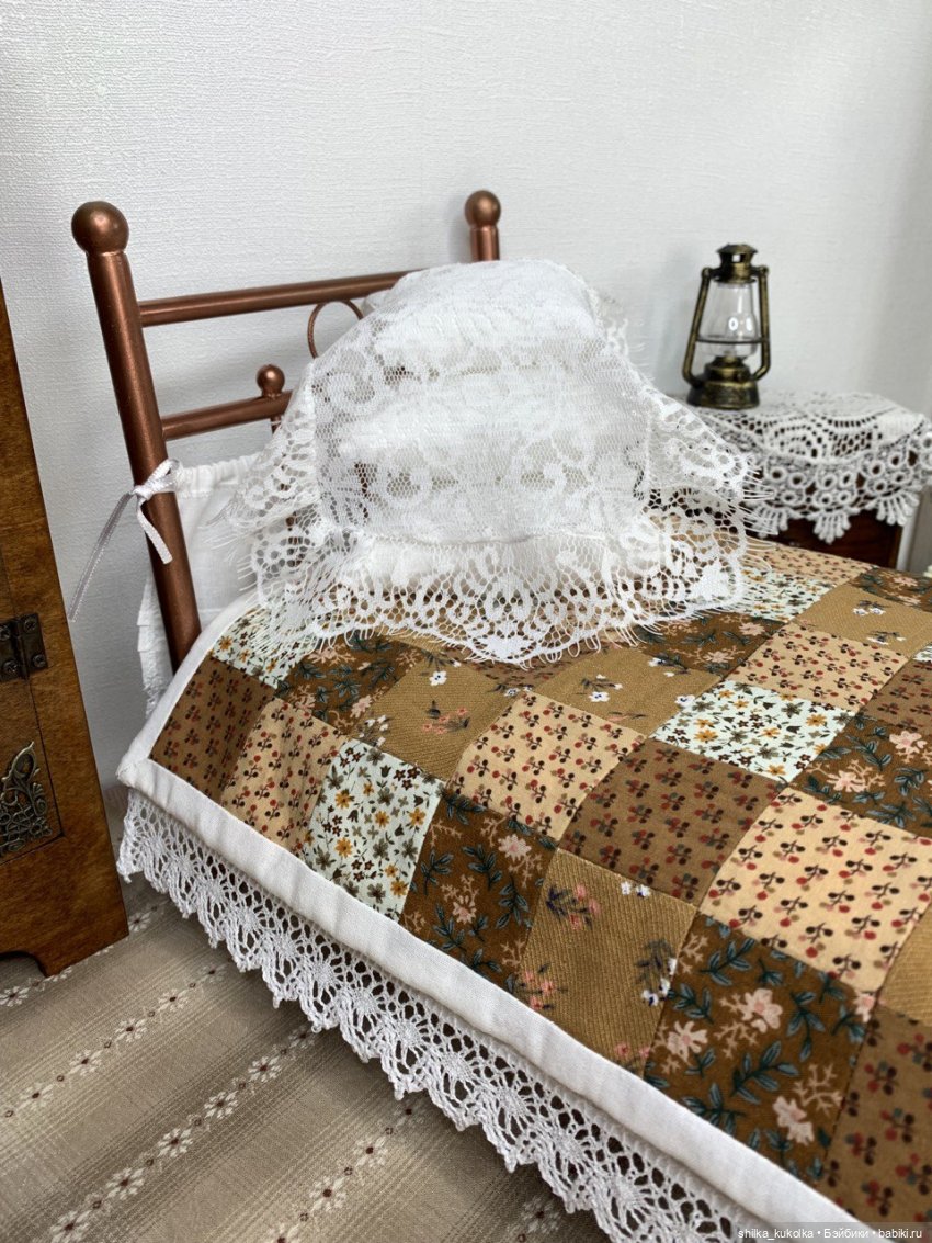 Постелька в деревенском стиле с накидкой и занавесками.