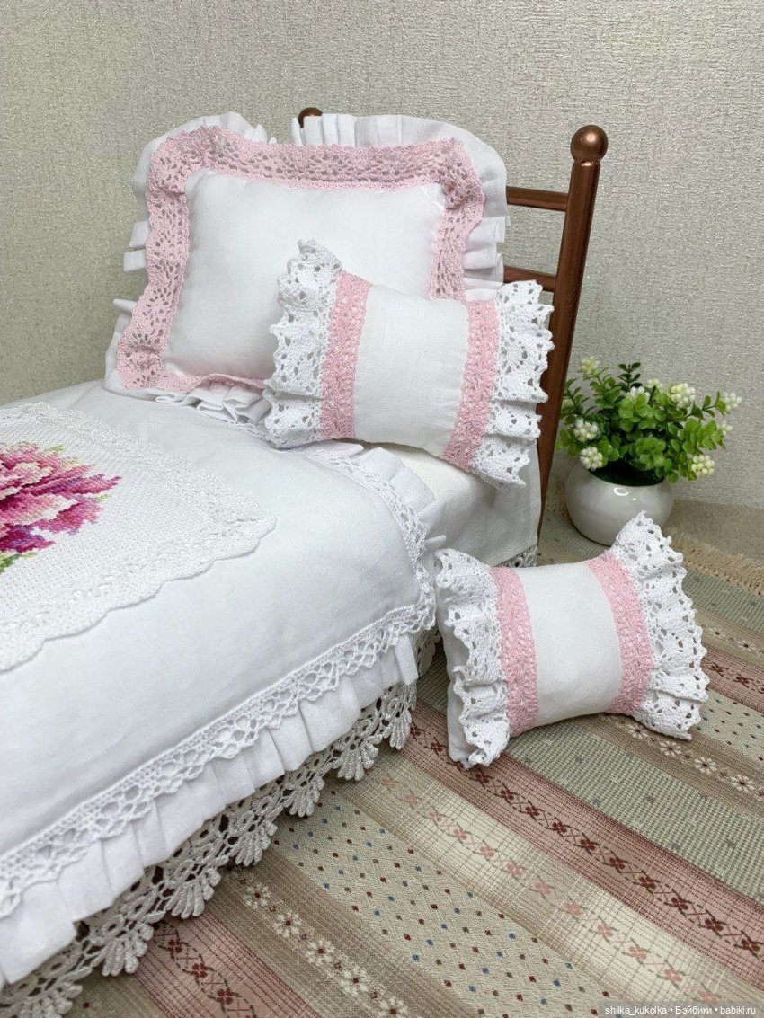 Постелька в стиле прованс с вышивкой крестиком на одеяле