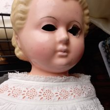 Неопознанная антикварная? Кукла.