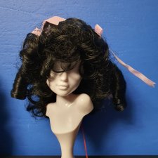 Парик Monique Tiffany 8 - 9 чёрный с розовыми ленточками