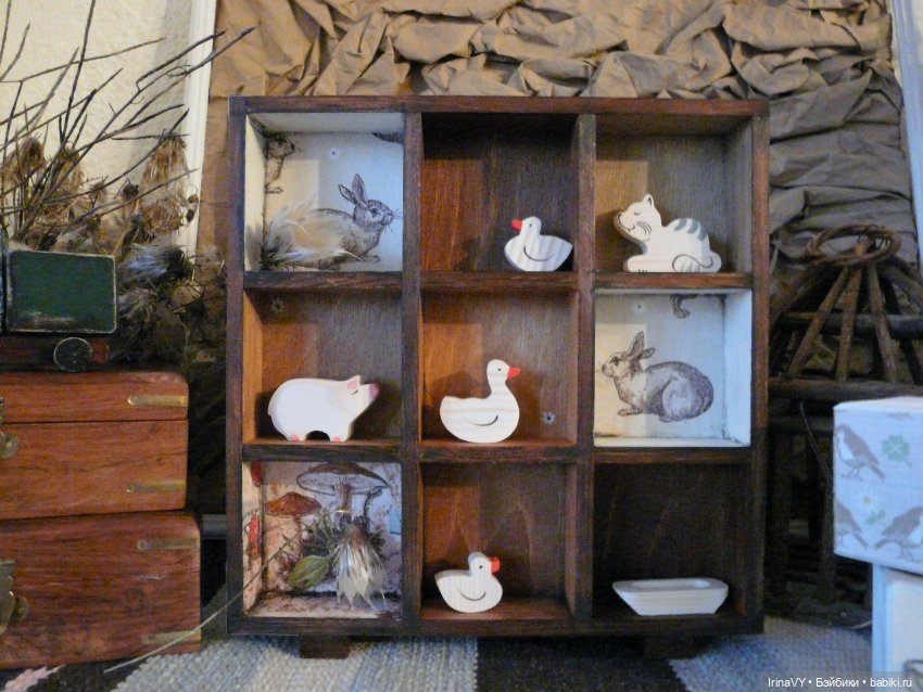 Витринка для игрушек в винтажном стиле