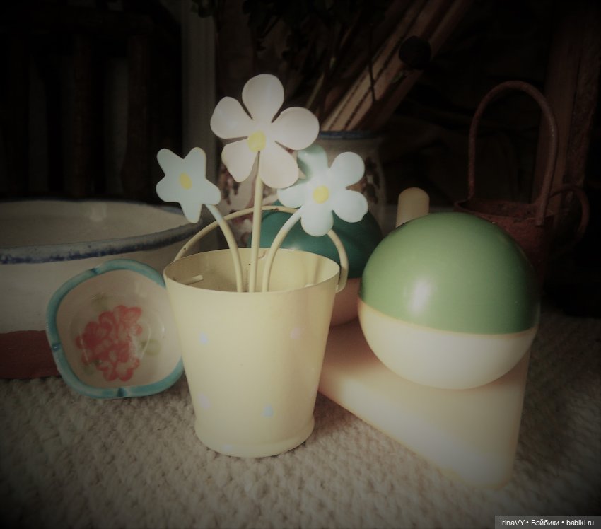 Витринка для игрушек "Физалис" в винтажном стиле